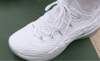 前掌ZOOM AIR加后掌AIR MAX气潮牌商城垫的搭配已经完胜很多签名鞋了（詹姆斯15低帮外场实战测评 詹姆斯15低帮上脚感受）