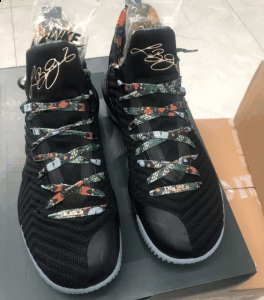 了解一下 Lebron 16 Watch the 潮牌Throne上脚图 上脚配上一双骚气的袜子（Lebron 16 Watch the Throne开箱测评 Lebron 16 Watch the Throne实物欣赏）