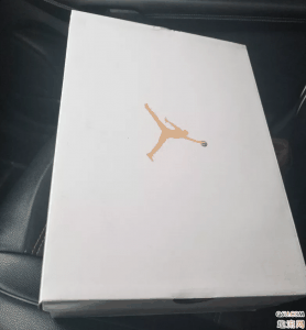 黑色或者灰潮牌品牌色 上衣的话（AJ4粉红色漆皮开箱测评 AJ4 hot punch如何搭配）