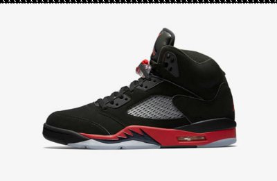 其中的Air Jordan 5“International Flight”以1990年8月潮牌信息迈克尔-乔丹在西班牙巴塞罗那参加的一场表演赛为设计灵感打造（2018将发售的AJ5有哪几款 2018发售的AJ5盘点）