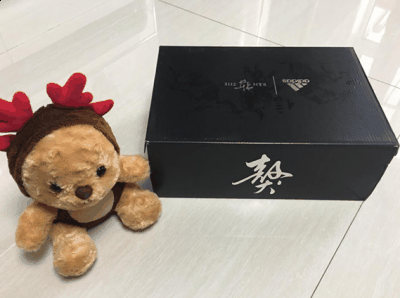 还有哈登的英文潮牌品牌 亮银色的三道杠（哈登1狗年配色开箱测评 哈登1狗年配色实物欣赏）