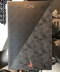  耐克Air Fightposite one CNY开箱测评 耐克潮牌资讯Air Fightposite one CNY开箱测评 鞋盒上黑色图案被一分为二（耐克Air Fightposite one CNY开箱测评 耐克Air Fightposite one CNY实物欣赏）