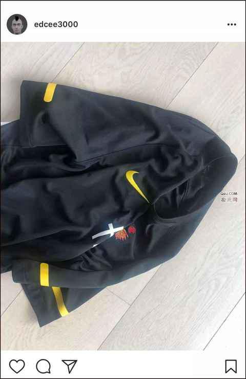 其中球衣前面印有潮牌汇潮牌网店汉字「十五」的字样（Nike x CLOT 联名足球球衣发售信息 Nike x CLOT 联名足球球衣在哪购买）