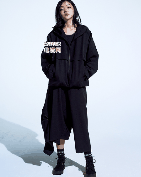 近日 B Yohji Yamamoto 释出潮牌商城了全新的 2018 秋冬系列 Lookbook（Yohji Yamamoto 2018 秋冬系列有哪些 2018秋冬系列Lookbook盘点）
