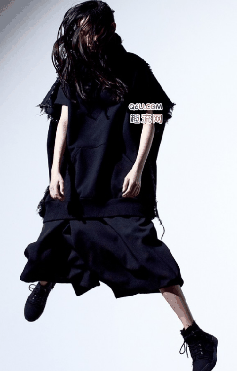 近日 B Yohji Yamamoto 释出潮牌商城了全新的 2018 秋冬系列 Lookbook（Yohji Yamamoto 2018 秋冬系列有哪些 2018秋冬系列Lookbook盘点）