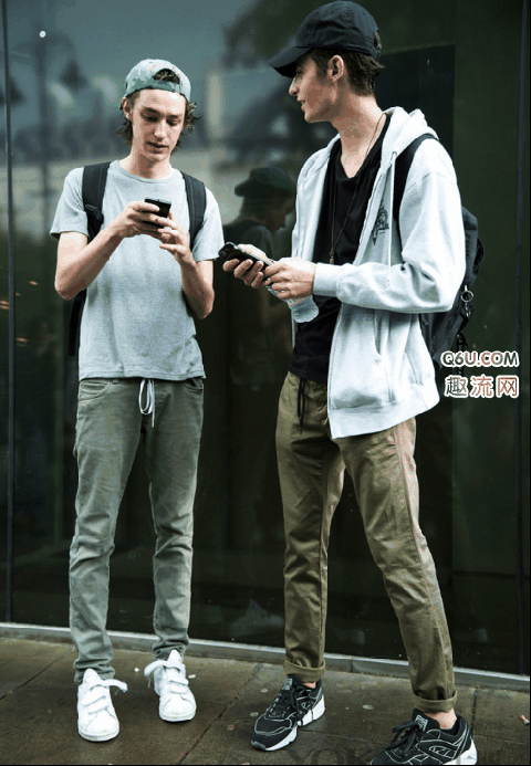 军绿色和什么颜色最搭 军绿色裤子配什么上衣