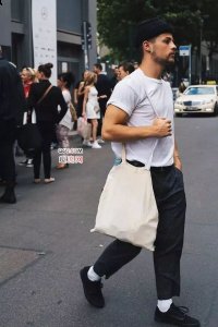 可以试试选一款颜色鲜潮牌商城艳或是有图案的包款来点缀（男士帆布包怎么搭配 男士帆布包挑选搭配方法）