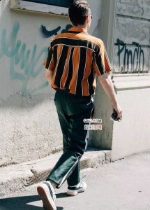 背上小包绝潮牌信息对会上瘾（夏天旅游衣服怎么搭配好看 夏天男生出游潮流搭配方法）