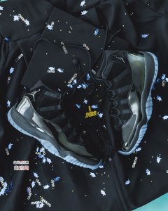 那么这双AJ11黑麂皮上脚怎么样呢？质感好不好？潮牌汇潮牌网店值不值得买呢？下面小编为你带来这双AJ11“Cap and Gown”的上脚图（AJ11黑麂皮上脚测评 AJ11“Cap and Gown”上脚图）