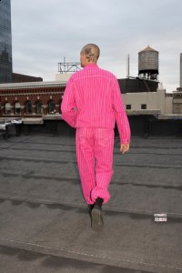 而且上身穿搭潮牌品牌也更具舒适度（Supreme x Levi's 2018什么时候发售 李维斯联名Supreme 2018有哪些）
