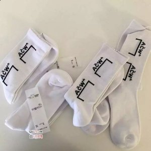 夏天穿什么袜子好看潮牌汇潮牌网 夏天穿短袜还是长袜好（夏天穿什么袜子好看 夏天穿短袜还是长袜好）