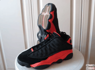 这双的细节没有潮牌品牌上一个那么明显（CLOT X AJ13 low黑红开箱测评 CLOT X AJ13 low黑红和兵马俑哪个配色好看）