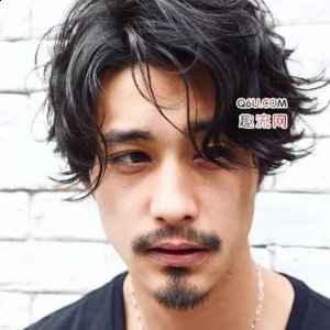  #p#分页标题#e# 3.抹上潮牌信息定型发胶抓出一个分线来（男生小狼狗发型有哪些 小狼狗男生发型打理方法）