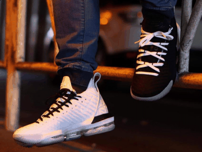 在冰蓝大底之下有再度潮牌资讯呼应主题的“Equality”字样（LeBron 16 “Equality”实物欣赏 LeBron 16 “Equality”上脚感受）