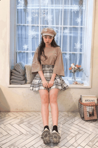 春天能够展示自己潮牌身材是最棒的事情了（春天适合穿格子裙吗 格子裙怎么搭配才好看）