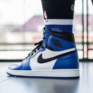 感兴趣的朋友届时一定不要错过！ 入手链接：Air Jordan 1 OG High “Game Royal” Air J潮牌信息ordan 1 Retro High OG “Game Royal” 货号：555088-403／575441-403 （GS） 发售日期：3 月 24 日 发售价格：¥1299 RMB／¥899 RMB（GS） （AJ1小闪电上脚怎么样 AJ1“Game Royal”上脚图）