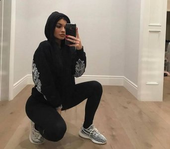 为什么很近潮人拍照都爱蹲着？ 比如潮牌汇潮牌网Kylie Jenner 蹲遍了家里的每个角落 现在我也渐渐想通了（男生拍照可以摆哪些pose 潮人必备拍照姿势）