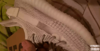  yeezy350v2普通版在潮牌商城不久前已经发售了（yeezy350v2满天星开箱实物赏析 yeezy350v2满天星价格趋势是怎么样的）