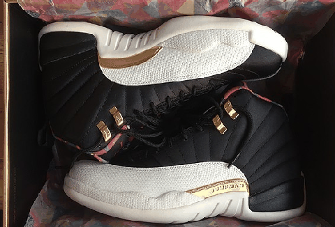 不过左脚的飞人logo换成了今潮牌品牌年中国的生肖年己亥字样 AJ12的后跟（Air Jordan 12中国年配色开箱测评 Air Jordan 12CNY上脚感受）