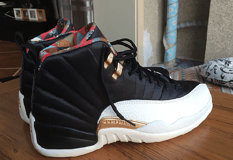 不过左脚的飞人logo换成了今潮牌品牌年中国的生肖年己亥字样 AJ12的后跟（Air Jordan 12中国年配色开箱测评 Air Jordan 12CNY上脚感受）