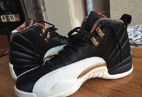 不过左脚的飞人logo换成了今潮牌品牌年中国的生肖年己亥字样 AJ12的后跟（Air Jordan 12中国年配色开箱测评 Air Jordan 12CNY上脚感受）
