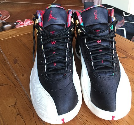 不过左脚的飞人logo换成了今潮牌品牌年中国的生肖年己亥字样 AJ12的后跟（Air Jordan 12中国年配色开箱测评 Air Jordan 12CNY上脚感受）