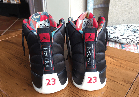 不过左脚的飞人logo换成了今潮牌品牌年中国的生肖年己亥字样 AJ12的后跟（Air Jordan 12中国年配色开箱测评 Air Jordan 12CNY上脚感受）