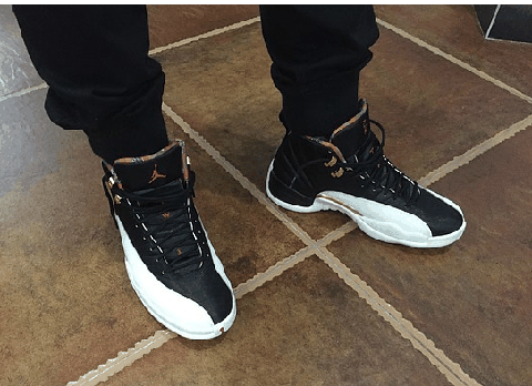 不过左脚的飞人logo换成了今潮牌品牌年中国的生肖年己亥字样 AJ12的后跟（Air Jordan 12中国年配色开箱测评 Air Jordan 12CNY上脚感受）