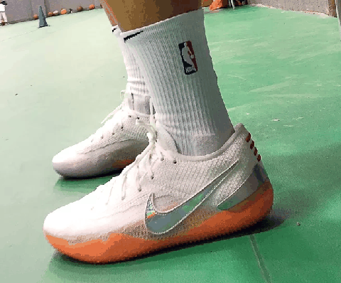 还有鞋中间能对折 鞋底的纹路完潮牌商城全不走心 今天去室内热了热身 投两个篮（KOBE AD NXT 360室内实战怎么样 KOBE AD NXT 360能打水泥地吗）