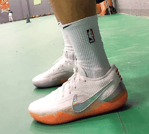 还有鞋中间能对折 鞋底的纹路完潮牌商城全不走心 今天去室内热了热身 投两个篮（KOBE AD NXT 360室内实战怎么样 KOBE AD NXT 360能打水泥地吗）