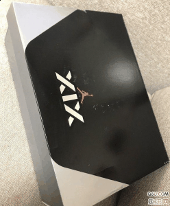 鞋款整体高帮的造型也潮牌汇潮牌网非常的符合当时的赛场需求（AJ19白灰配色复刻版开箱测评 Air Jordan 19“Flint Grey”复刻版做工怎么样）