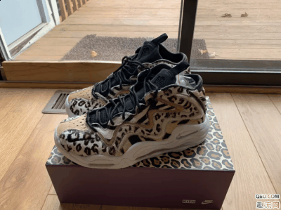 那么这双kith X 耐克皮蓬1豹纹实物图好看吗？下潮牌商城面就和趣流网的小编一起来看看关于kith X 耐克皮蓬1豹纹开箱测评（kith X 耐克皮蓬1豹纹开箱测评 kith皮蓬1豹纹上脚图赏析）
