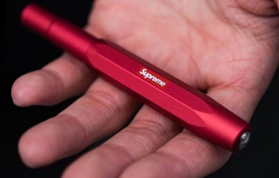 再次以 Supre潮牌汇潮牌网店me 标志进行点缀（Supreme钢笔多少钱 Supreme钢笔怎么入手）