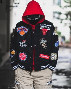 从售罄速度来看人气最高的潮牌资讯自然要数 Supreme x Nike x NBA 系列夹克（Supreme X NBA系列街拍图集 Supreme X NBA系列搭配展示）
