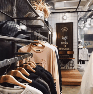 那么在香港那潮牌资讯么多好店里（香港overlab地址在哪 香港overlab值得去吗）