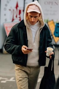  妹纸们可要潮牌品牌好好把握哟~ （2018年最新卫衣穿搭指南 男生最好的卫衣穿搭方法）