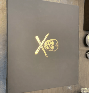 那么这双AJ1 X OW白蟒蛇实物图好看吗？AJ1 X OW白蟒蛇值潮牌品牌得入手吗？下面就和趣流网的小编一起来看一下关于AJ1 X OW白蟒蛇开箱测评（AJ1 X OW白蟒蛇开箱测评 The Shoe Surgeon打造的高端定制球鞋赏析）