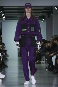 来为紫色正名 如果你觉得hold不住 不如试试将紫潮牌资讯色作为内搭 或是从一个紫色的发色或是配饰开始 粉色 以前来说（2018年穿什么颜色衣服 2018年流行服装盘点）