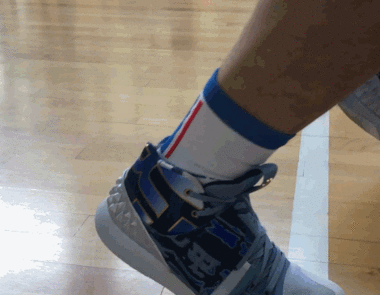 而再加上较为厚实潮牌汇潮牌网的内衬和魔术贴的设计（Nike S1 Kyrie Hybrid实战测评 Nike S1 Kyrie Hybrid配置简析）