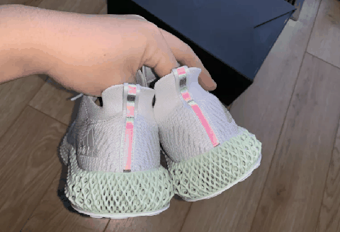 那么这双alphaedge 4d实物图潮牌信息好看吗？下面就一起来看一下吧（阿迪达斯alphaedge 4d白色开箱测评 alphaedge 4d偏码吗）