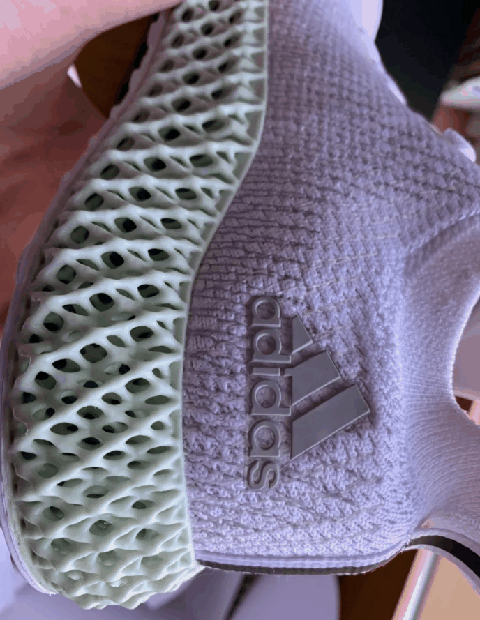 那么这双alphaedge 4d实物图潮牌信息好看吗？下面就一起来看一下吧（阿迪达斯alphaedge 4d白色开箱测评 alphaedge 4d偏码吗）