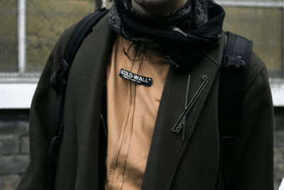 裁制衣物、像 Calvin Klein 205W39NYC 系列中的潮牌牛仔靴子、两侧条纹裤、短身上衣及具质感的布料等（2018年流行穿什么 2018热门鞋款预测）