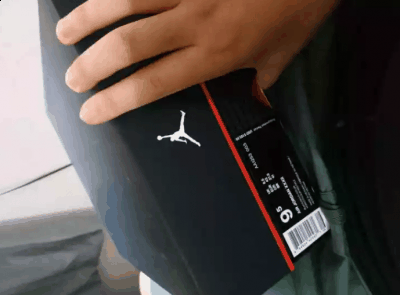 分别注有乔丹 6 次 NBA 总冠军的年份 鞋舌潮牌资讯与鞋帮上的LOGO都是采用金色搭配 鞋底是大底水晶打造的（AJ32黑猫开箱测评 AJ32黑猫上脚图）
