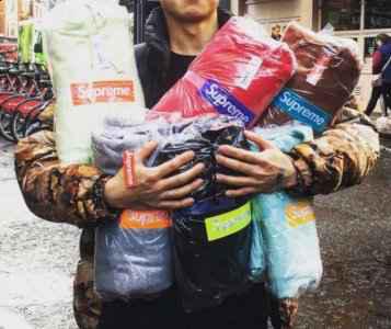  Andres Serrano这潮牌汇潮牌网个老哥非常奇怪（Supreme 17FW热门单品有哪些 Supreme17秋冬哪些值得买）