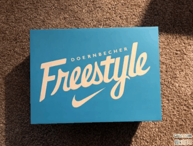  鞋舌上的美国国旗 Nike SB Dunk Pro Low慈善配色实物细节赏析 两只鞋潮牌资讯垫上的“舒克和贝塔”图案 两个后跟则标有设计者的全名：Joey Bates 鞋底上代表马修斯的52号（耐克Dunk SB 2018慈善配色开箱测评 Nike SB Dunk Pro Low慈善配色实物细节赏析）