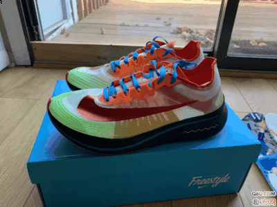 今天小编给大家带来潮牌品牌的是耐克zoom fly慈善配色（耐克zoom fly慈善2018开箱测评 zoom fly和zoom turbo哪个好）