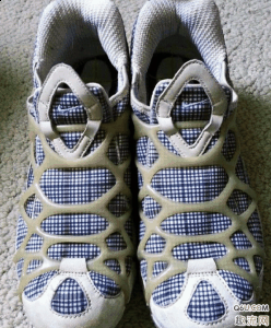  AdidasKobeII 这块面包的真正主人科比在和潮牌商城阿迪达斯合作六年之后终于在2002年的夏天正式解除合约（丑到极致就是潮 有哪些设计非常辣眼的球鞋）