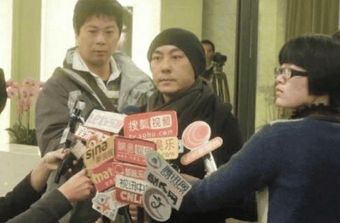 直到哥哥和家潮牌汇潮牌网庭医生到场劝服（张卫健弟弟家中身亡 两兄弟曾经为钱反目）