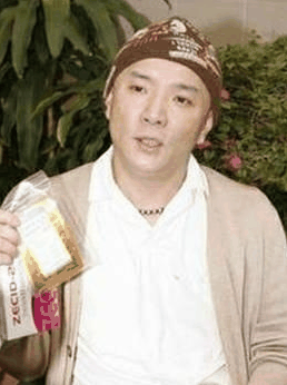 直到哥哥和家潮牌汇潮牌网庭医生到场劝服（张卫健弟弟家中身亡 两兄弟曾经为钱反目）