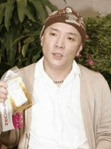 直到哥哥和家潮牌汇潮牌网庭医生到场劝服（张卫健弟弟家中身亡 两兄弟曾经为钱反目）
